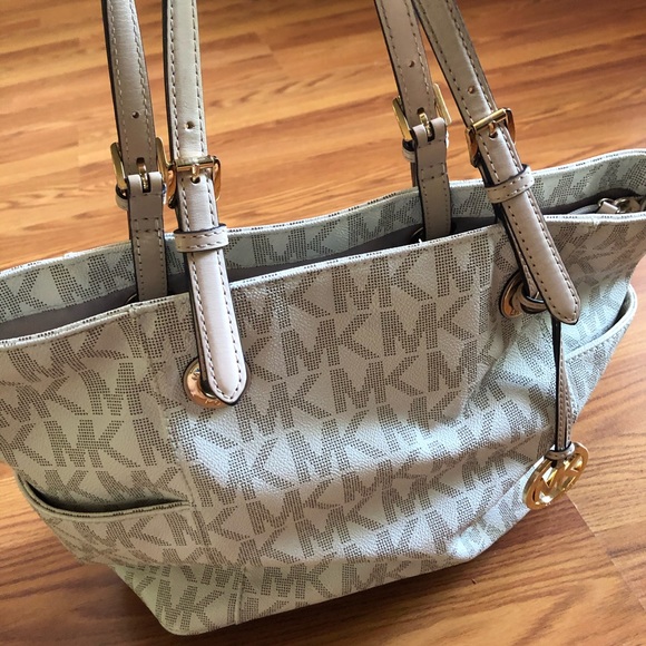 Michael Kors Vanilla Logo Jet Set Tote - Picture 2 of 6